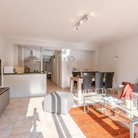 Modern, Sunny Flat With Lateral Sea View And Frontal Balcony Apartmán